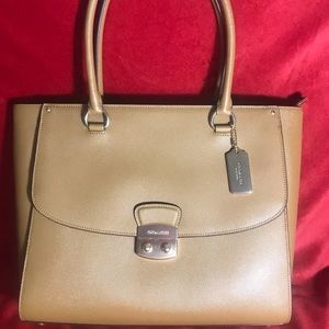 AVARY TOTE (COACH F48629)
LIGHT SADDLE/ TAN